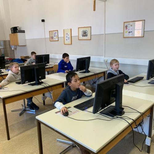 Kinder vor Computern