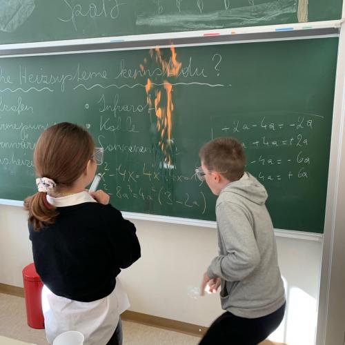 Kinder vor brennender Tafel