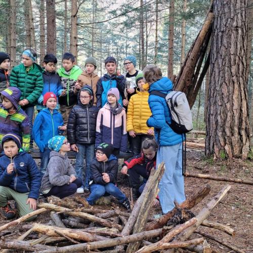 Kindergruppe im Wald