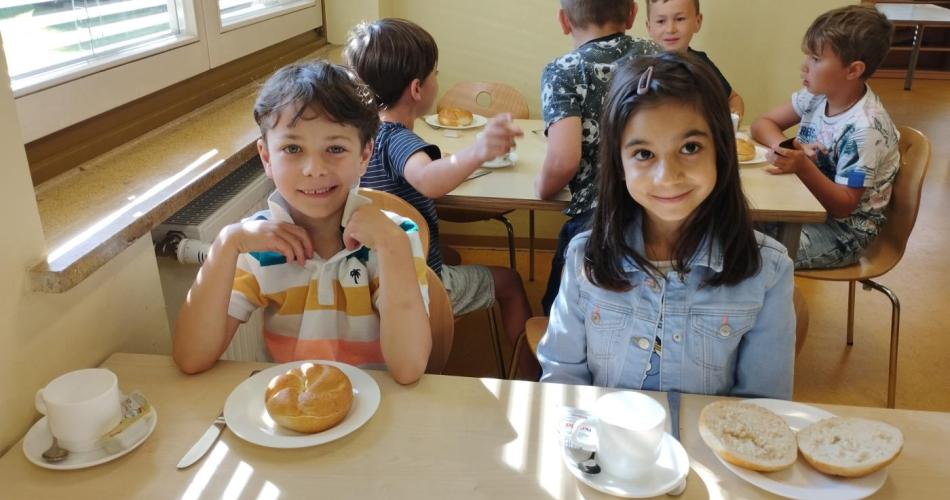 Zwei Kinder mit Frühstück