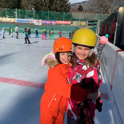 2 Mädchen auf dem Eislaufplatz