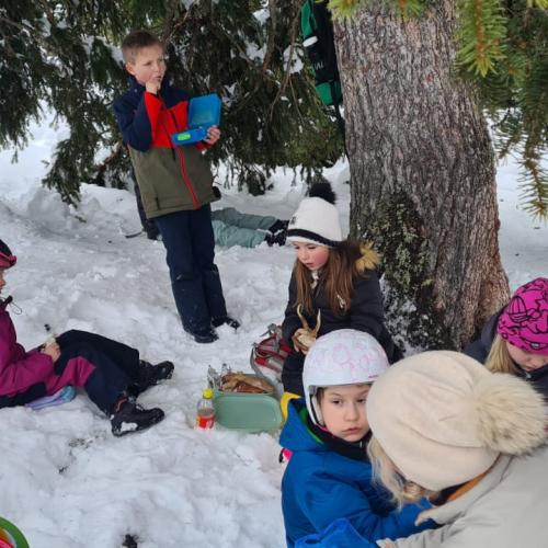 Kinder sitzen im Schnee